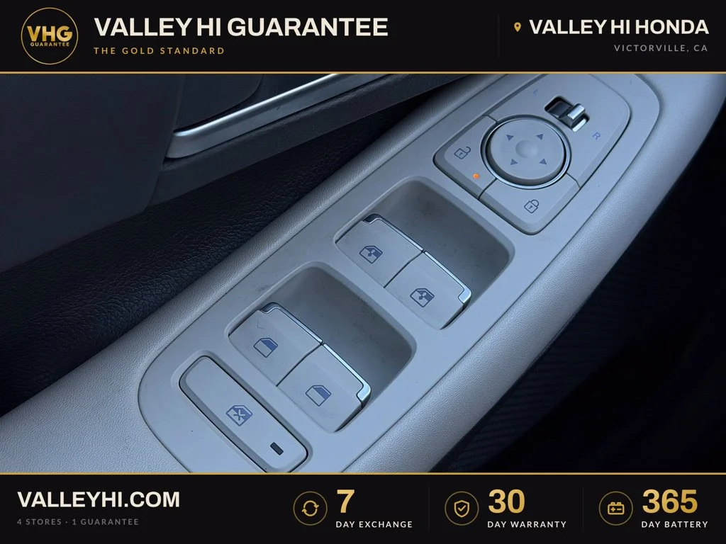 Used 2025 White Hyundai SEL image 32