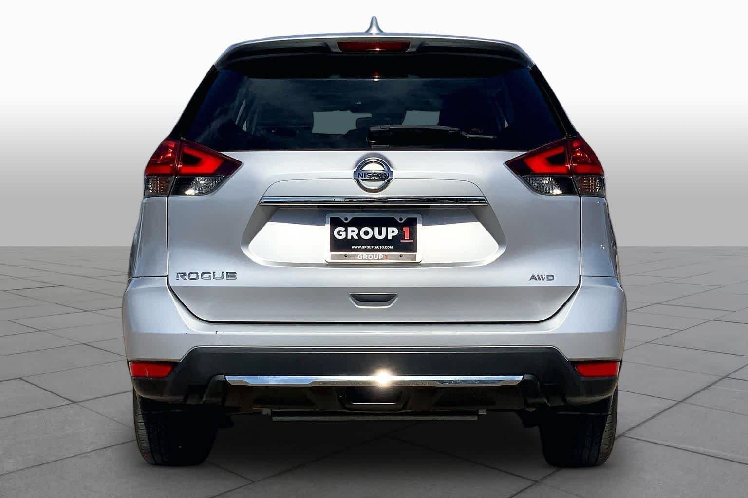 Used 2019 Brilliant Silver Metallic Nissan S image 5