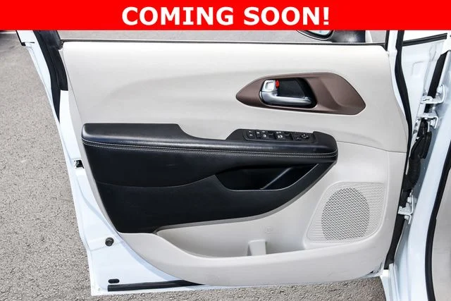 Used 2022 White Chrysler LX image 14