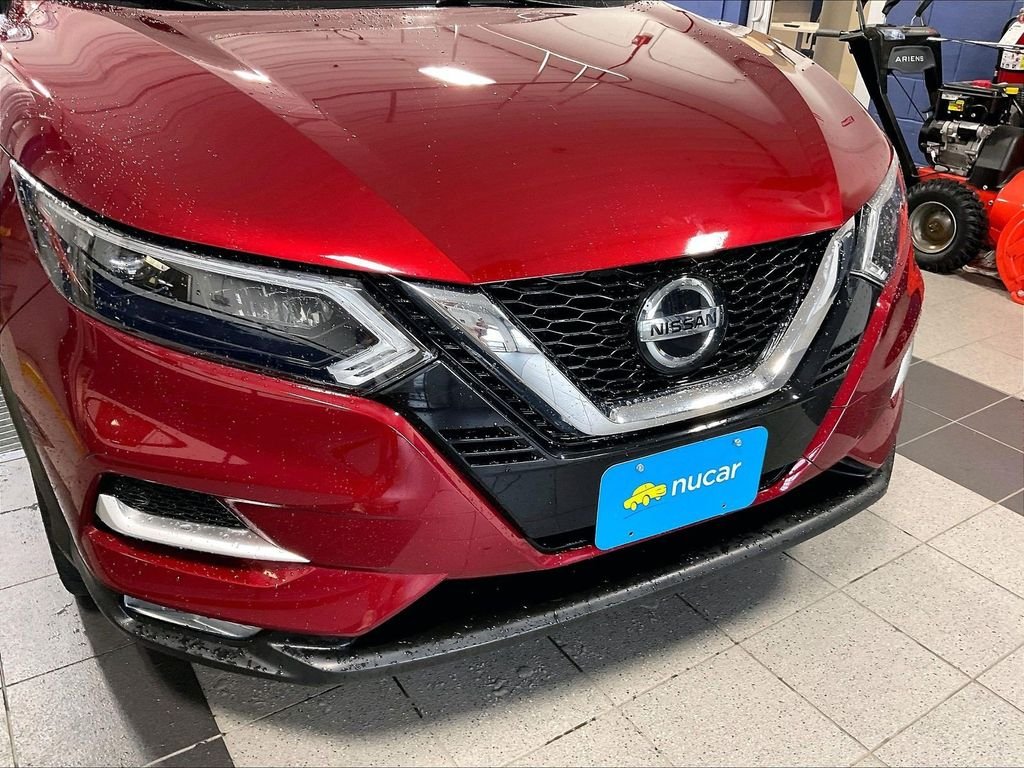 Used 2021 Red Nissan SL image 31