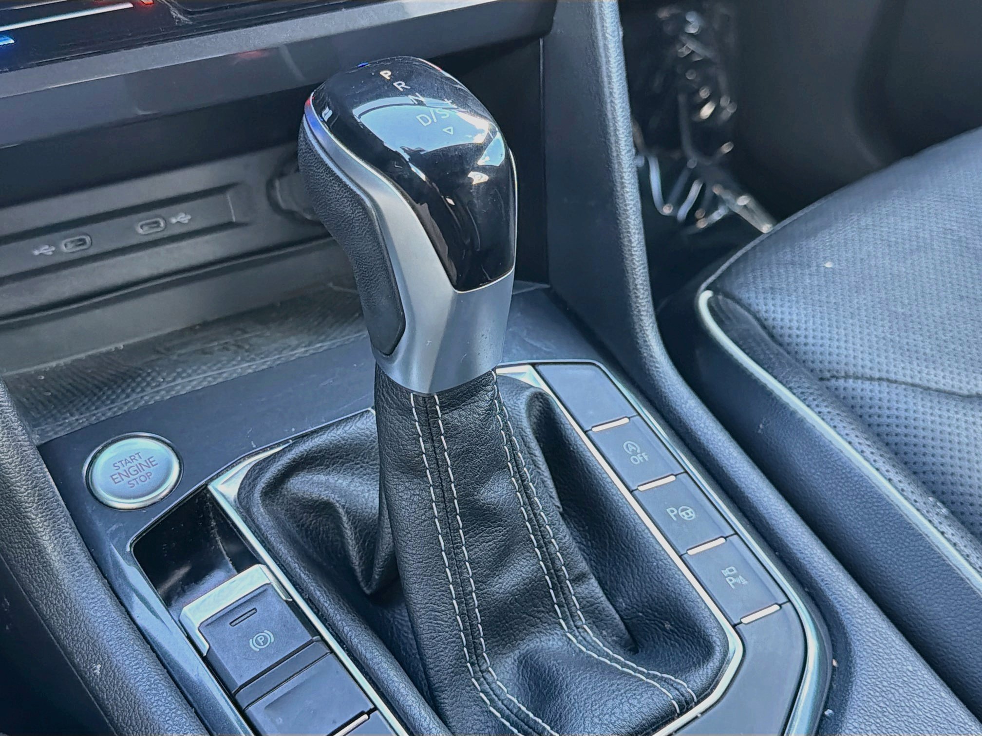 Used 2022 Black Volkswagen SEL R-Line image 28