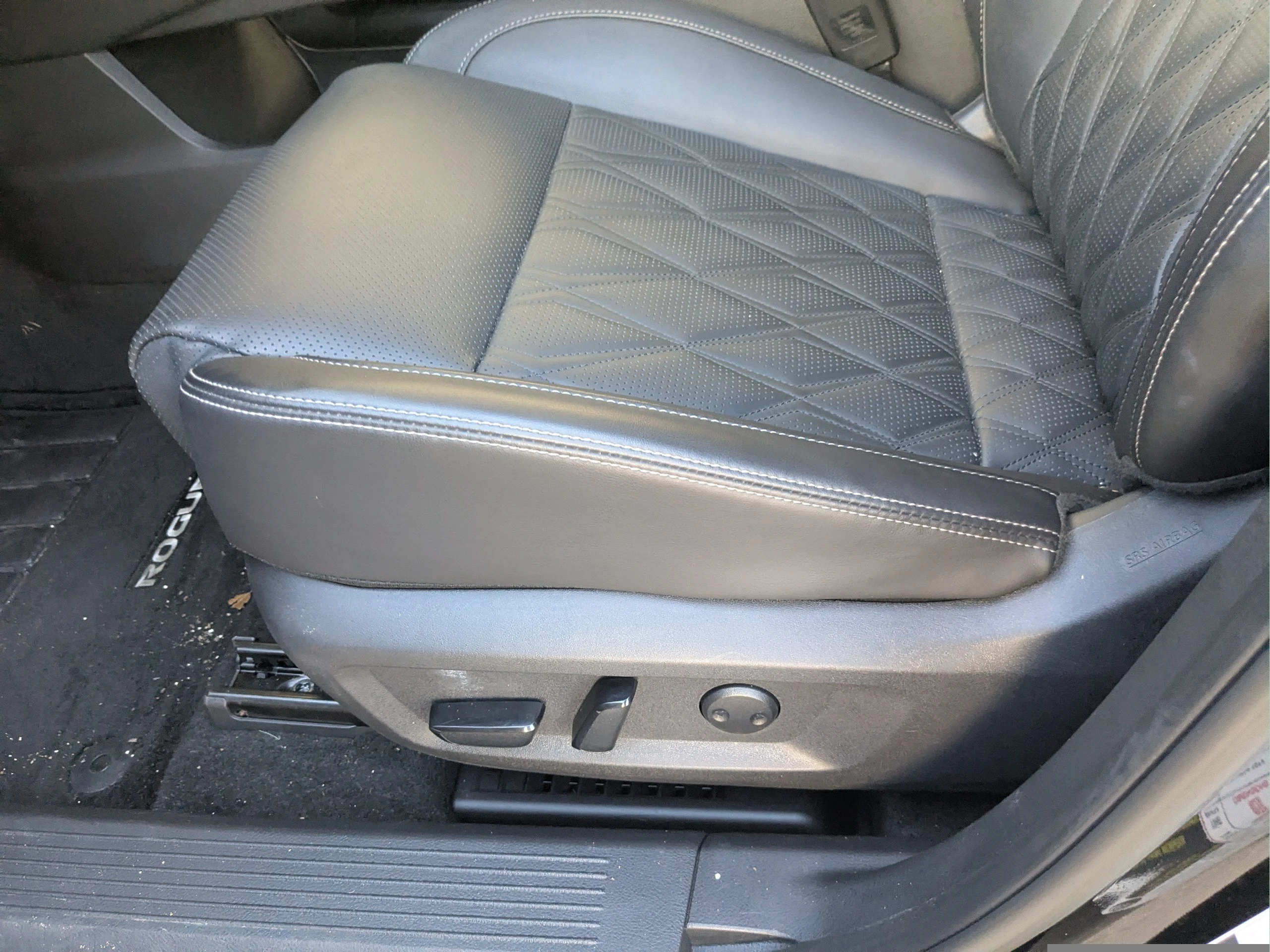 Used 2025 Super Black Nissan Platinum image 17