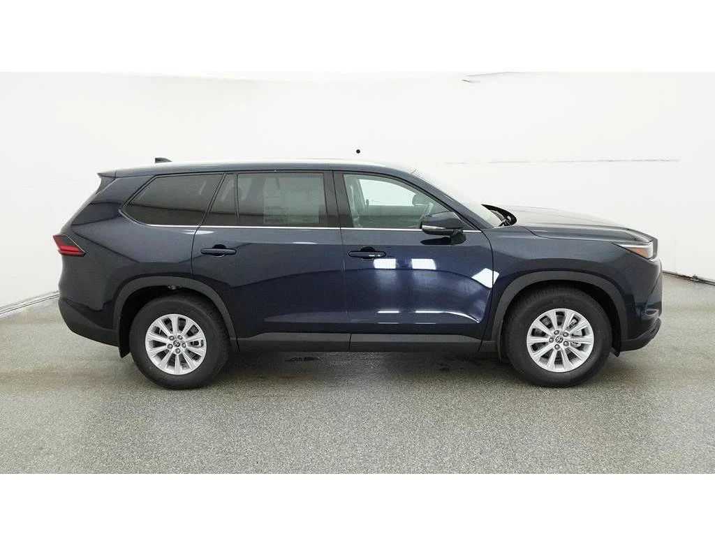 Used 2025  Toyota XLE image 14