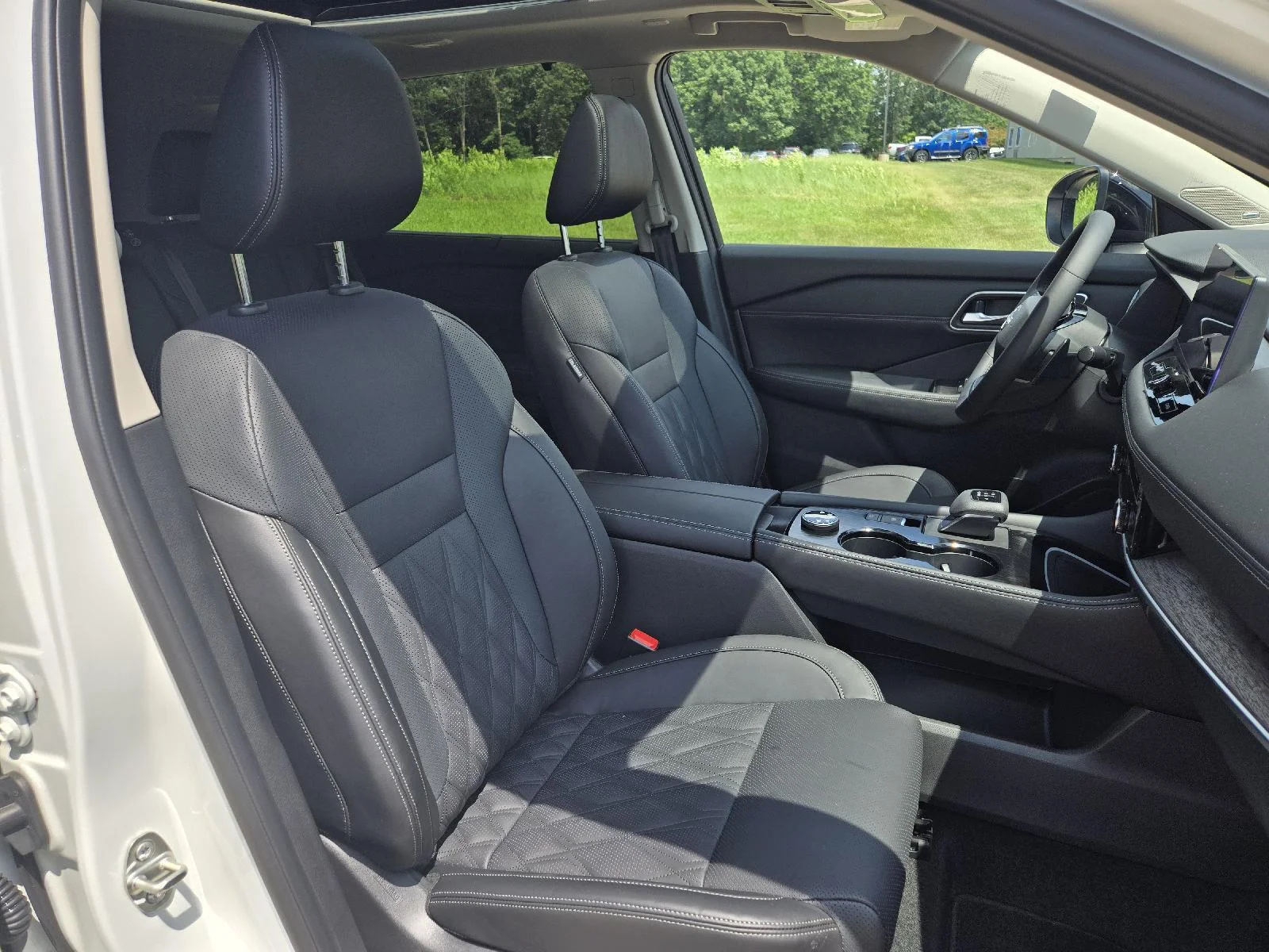 New 2026 Everest White Pearl/Super Black Nissan Platinum image 12