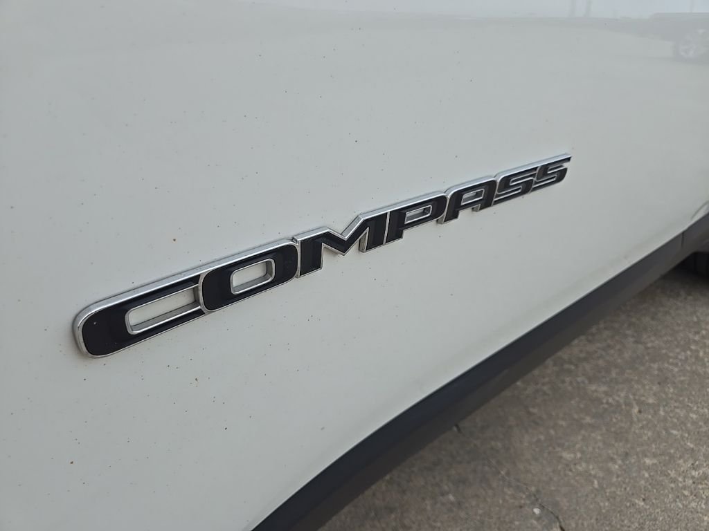 Used 2018 White Jeep Latitude image 17
