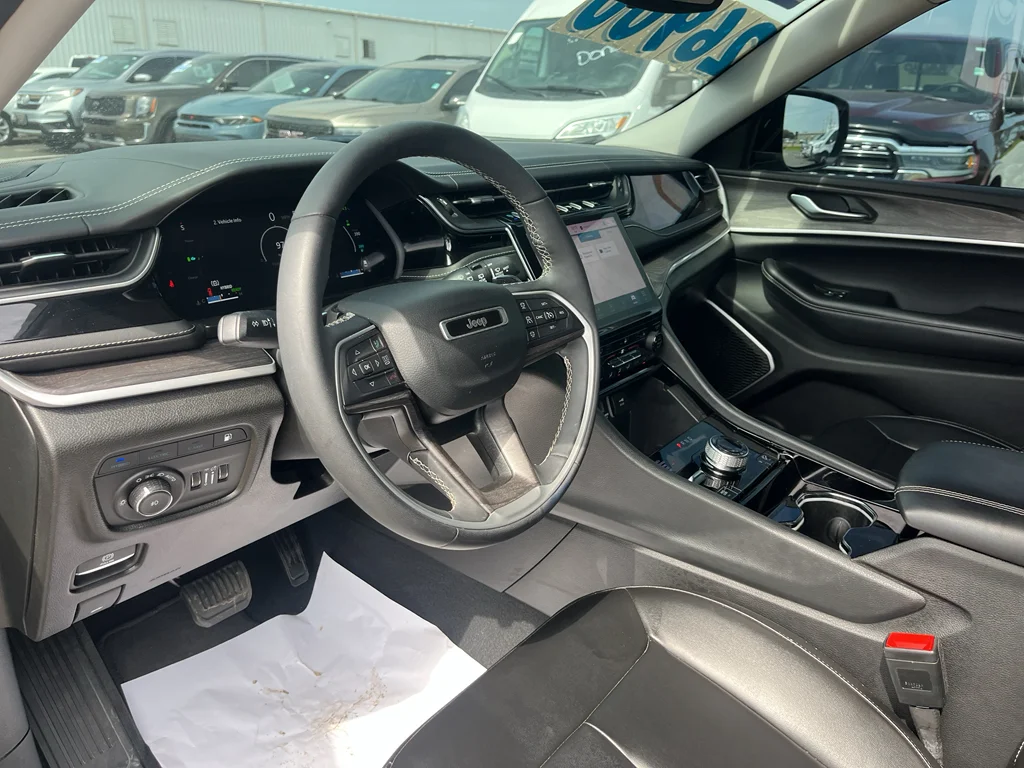 Used 2023 Silver Zynith Jeep 4xe image 16
