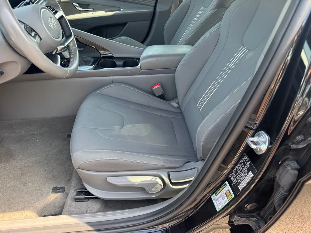 Used 2025 Black Hyundai SEL Convenience image 8