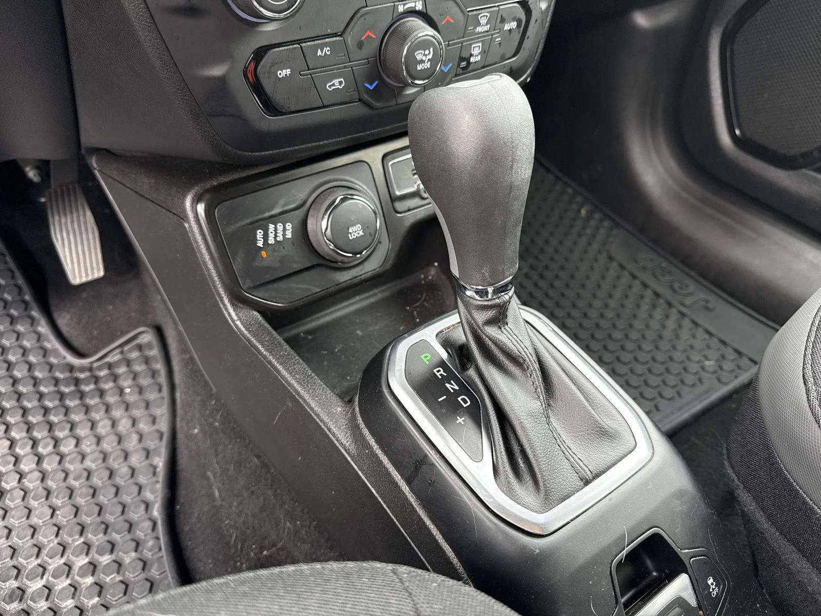Used 2023  Jeep Altitude image 10