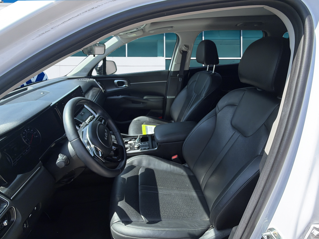 Used 2022 White Kia S image 9