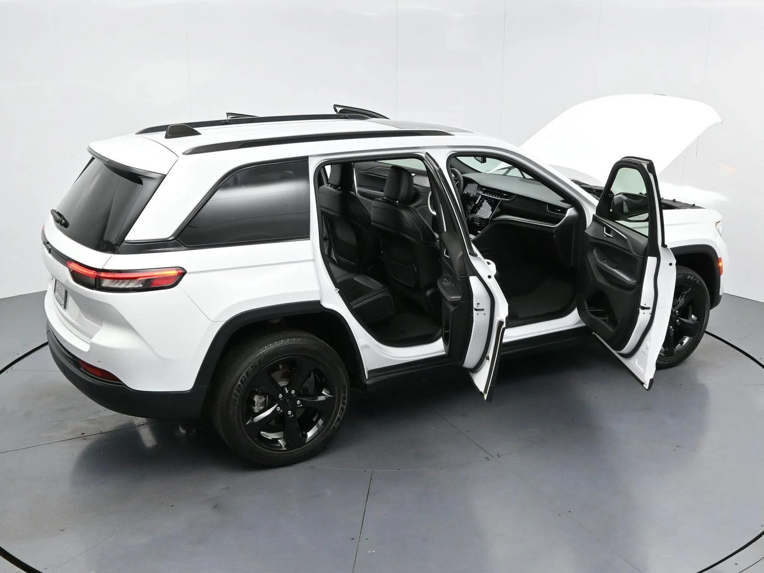 Used 2023 White Jeep Altitude image 35