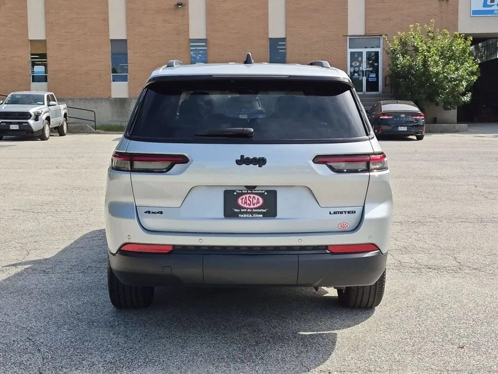 Used 2025 Silver Jeep Limited image 4