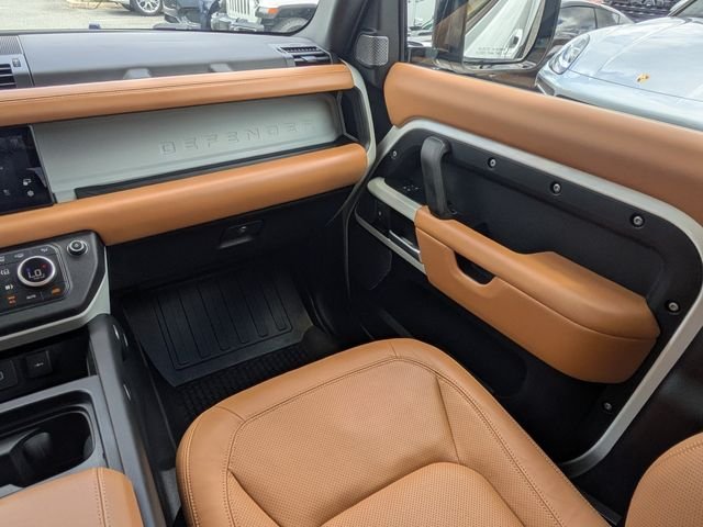 Used 2024 White Land Rover SE image 17
