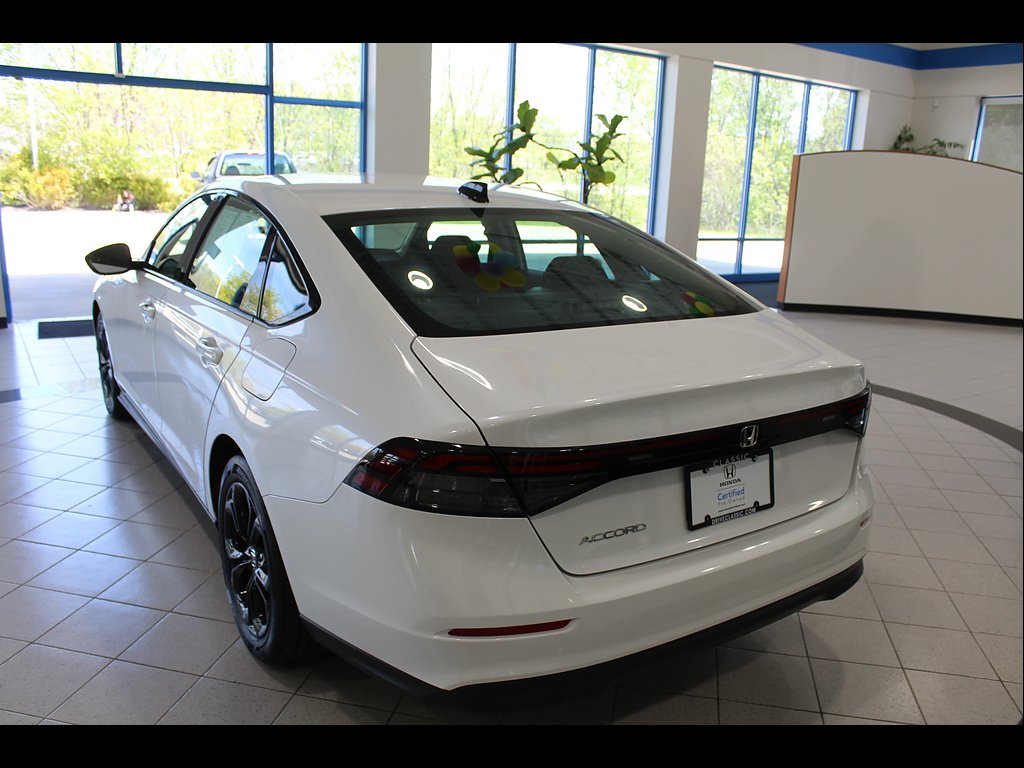 Certified Used 2025 Platinum White Pearl Honda 1.5T SE image 7