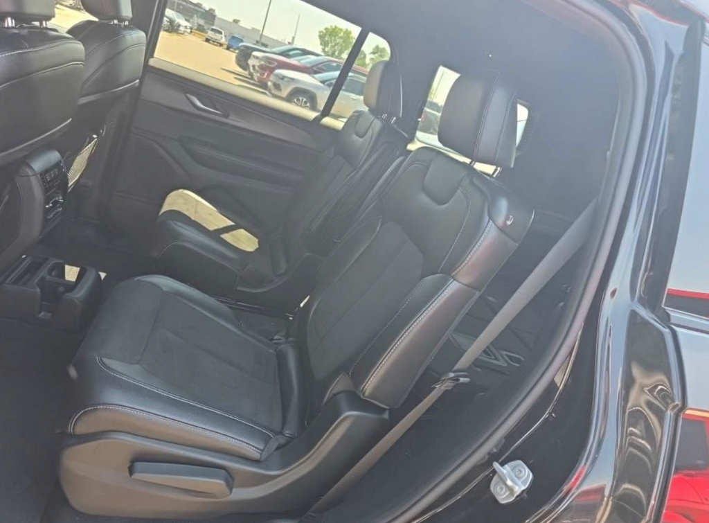 Used 2023 Diamond Black Crystal Pearlcoat Jeep Altitude image 7