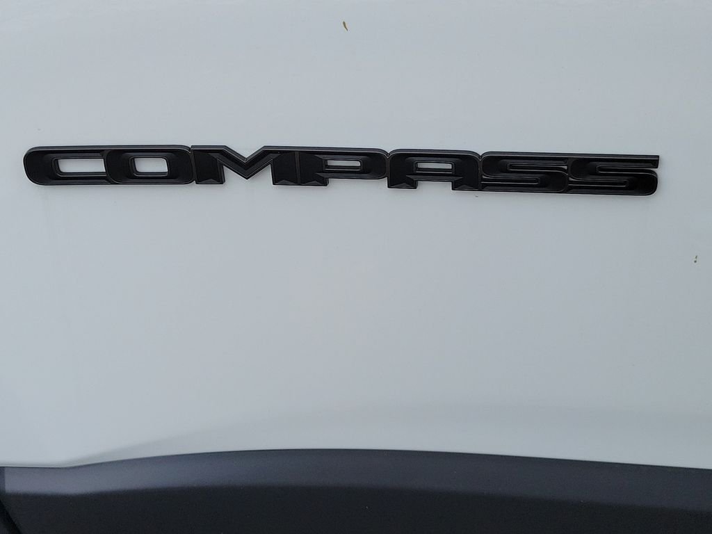 New 2026 Bright White Clearcoat Jeep Latitude image 7
