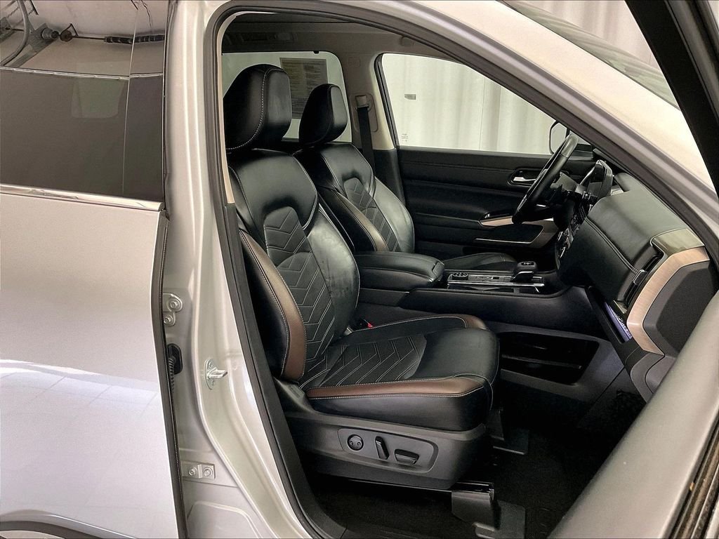Used 2023 Silver Nissan Platinum image 11