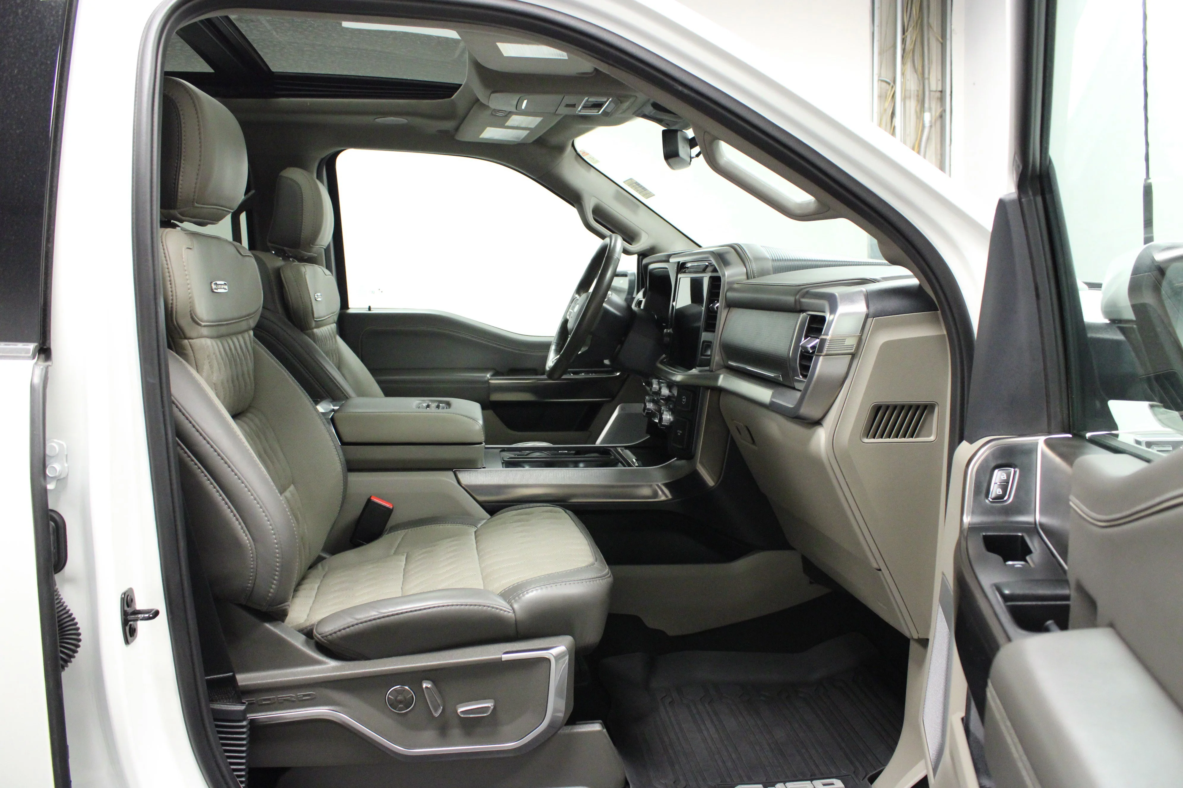 Used 2024 Star White Metallic Tri-Coat Ford Platinum image 17