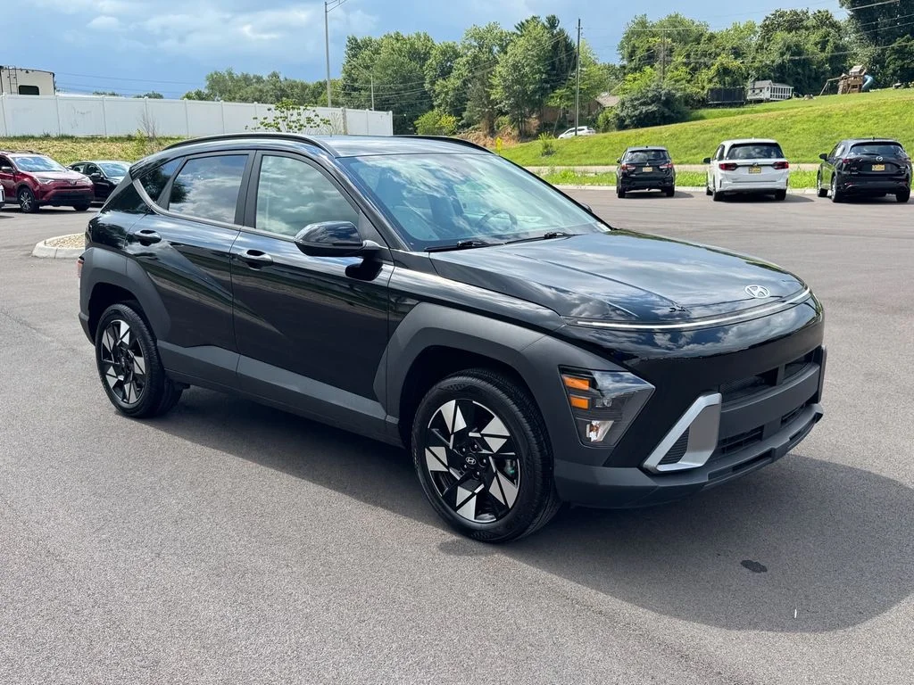 Used 2025 Black Hyundai SEL Convenience image 2