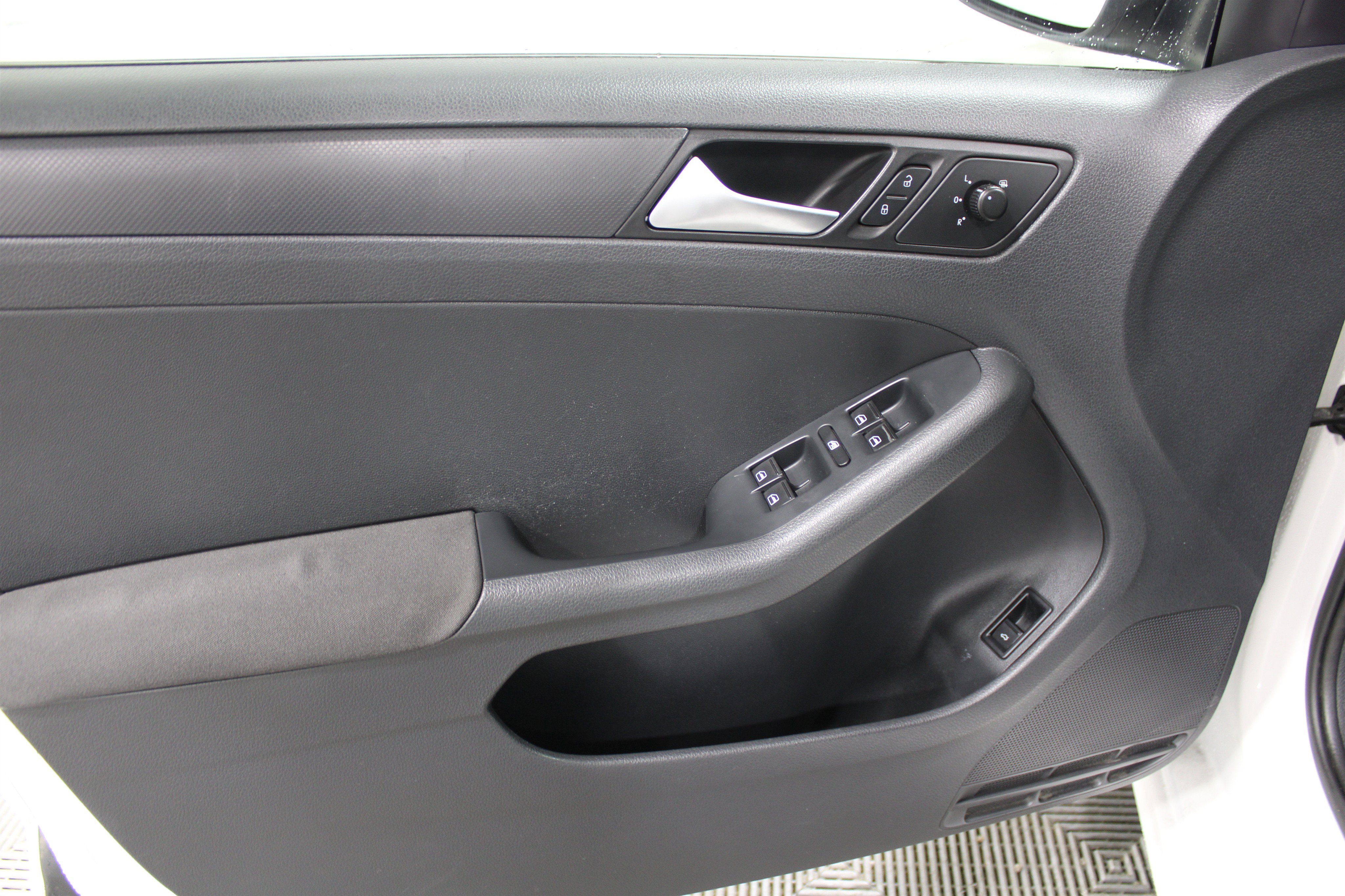 Used 2012 Candy White Volkswagen S image 5