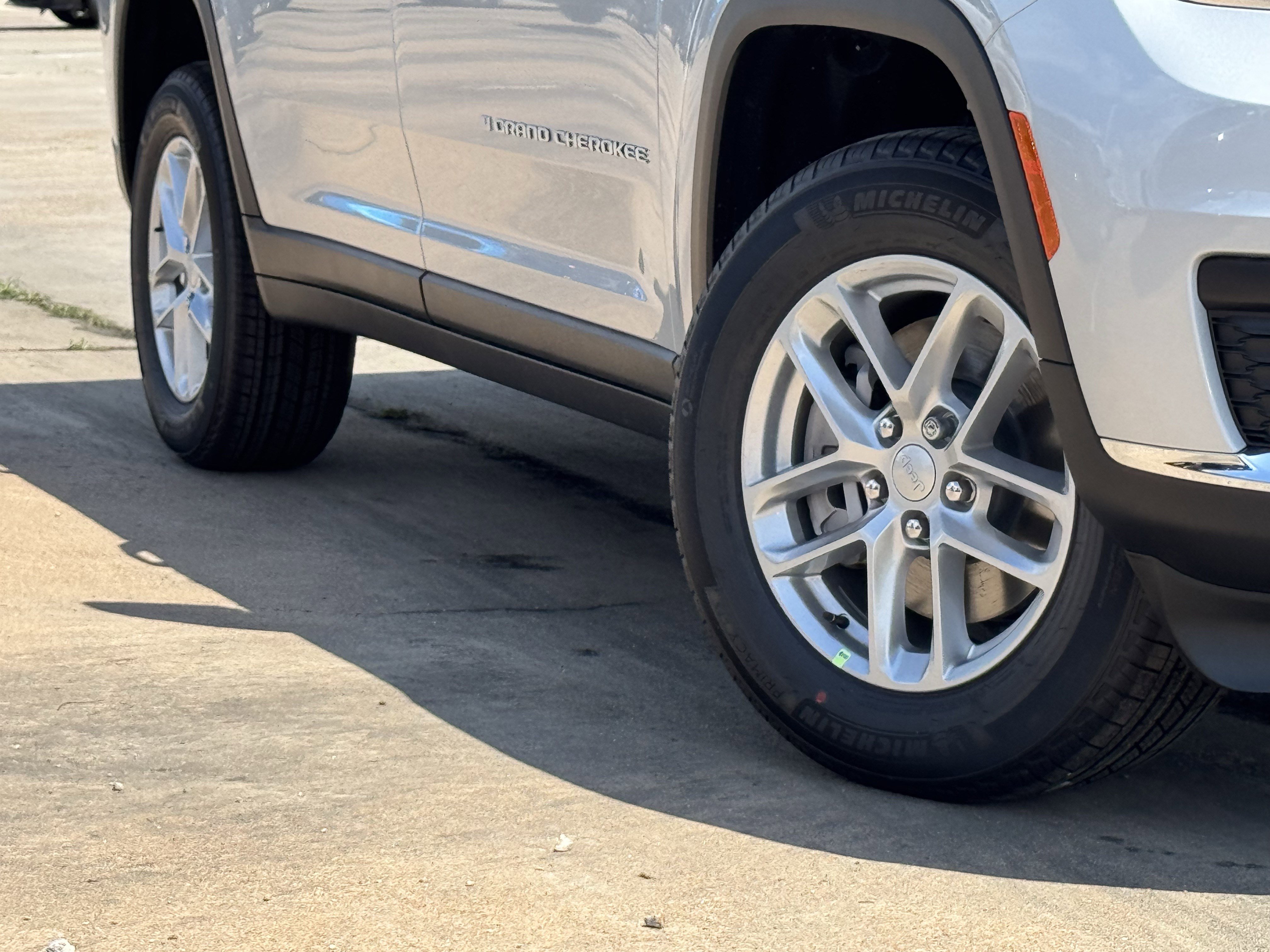 New 2026 Silver Zynith Exterior Paint Jeep Laredo image 11