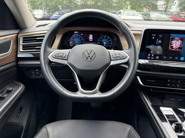 Used 2024  Volkswagen 2.0T SE w/Technology image 15