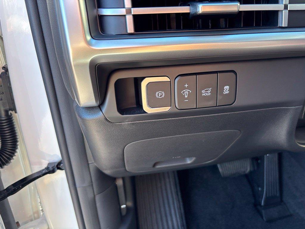 New 2027 White Hyundai SE AWD image 13