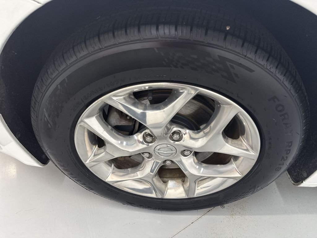 Used 2018 Bright White Clearcoat Chrysler Limited image 36