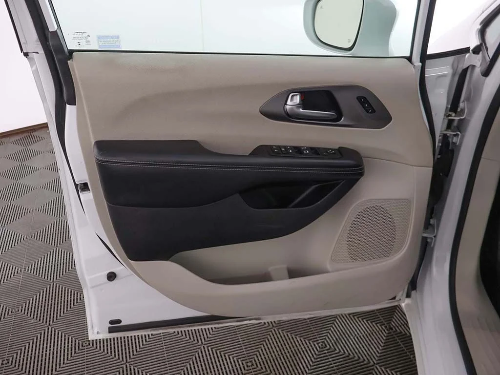 Used 2022 Bright White Clearcoat Chrysler Touring L image 22