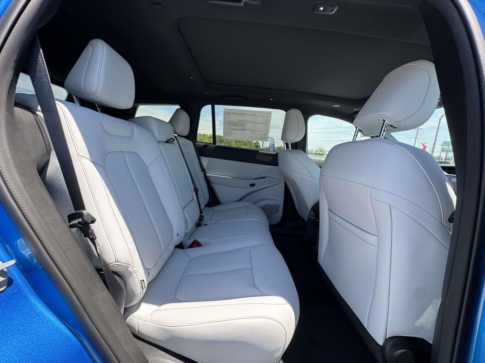 New 2026 Hydro Blue Pearl-Coat Exterior Paint Jeep Limited image 17