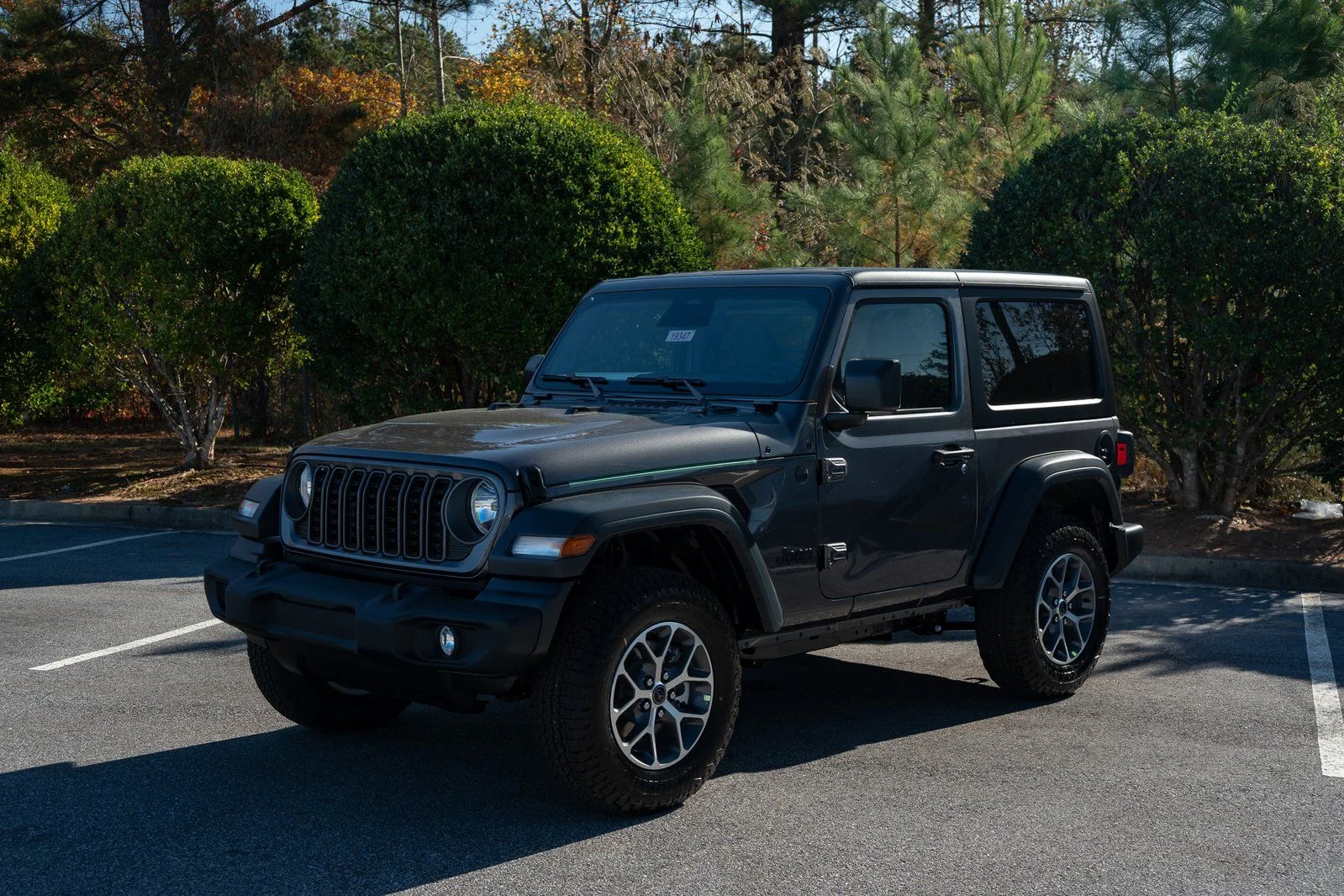 New 2026 Granite Crystal Metallic Clearcoat Jeep Sport S image 3