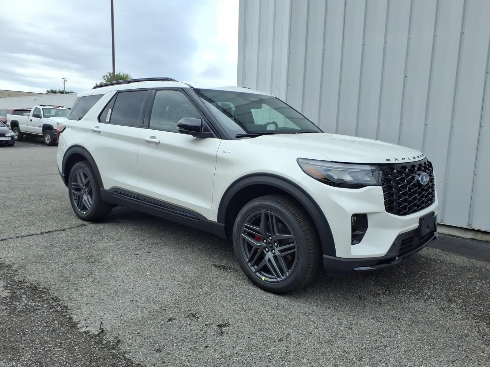 New 2026 Star White Metallic Tri-Coat Ford ST-Line image 3