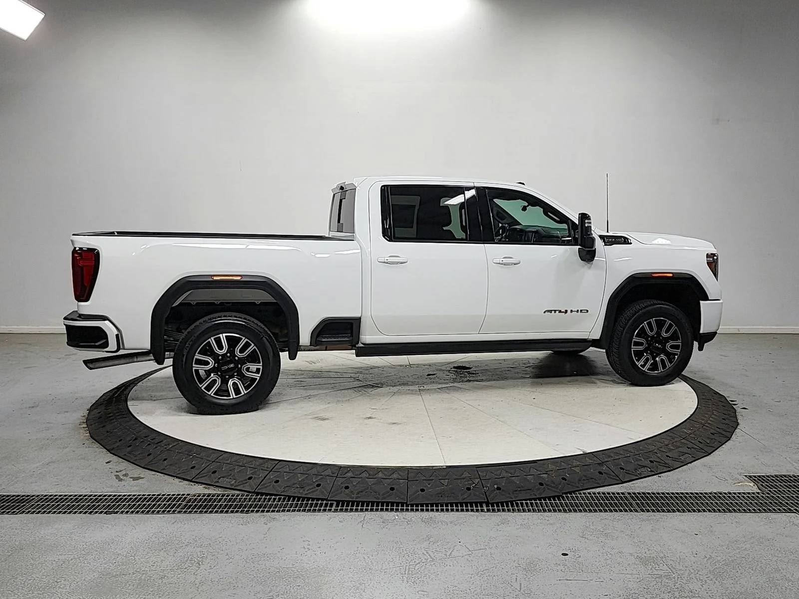 Used 2022 White GMC AT4 image 9