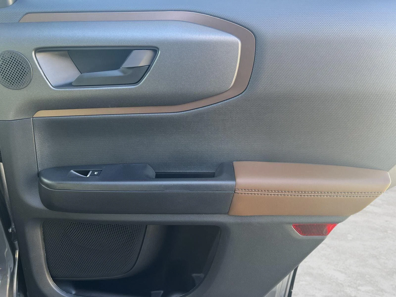 Used 2025 CARBONIZED GRAY METALLIC Ford Outer Banks image 11