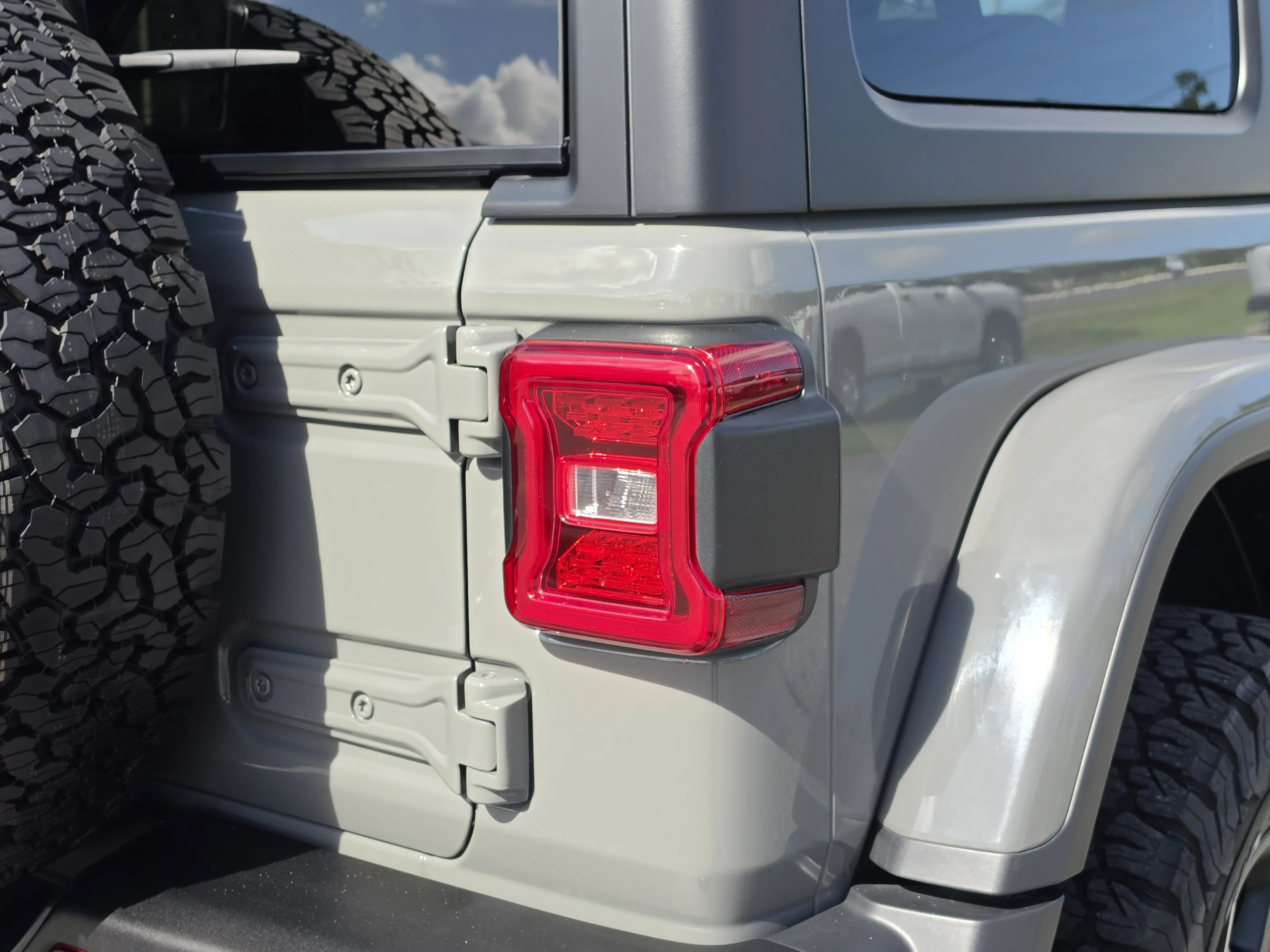 Used 2023 Sting-Gray Clearcoat Jeep Rubicon image 14
