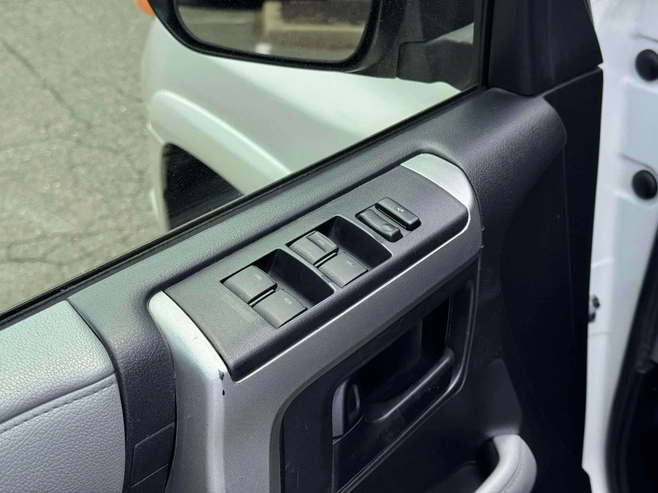 Used 2013 Blizzard Pearl Toyota SR5 image 21