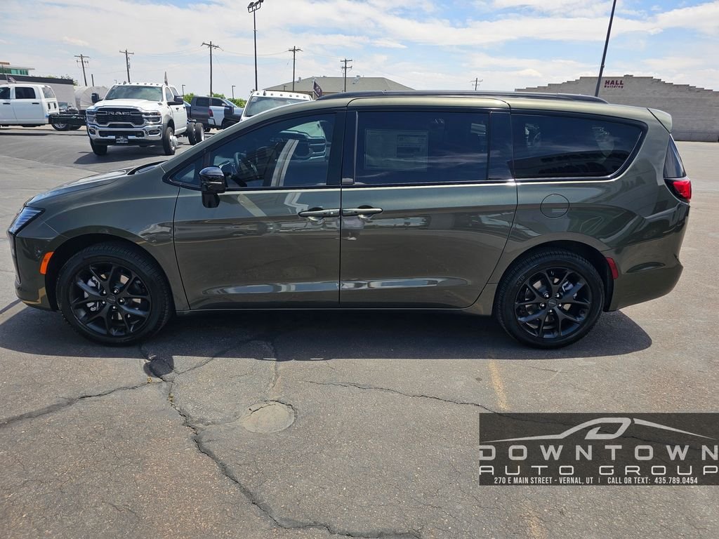 New 2027 Olive Green Pearl-Coat Exterior Paint Chrysler Limited image 6