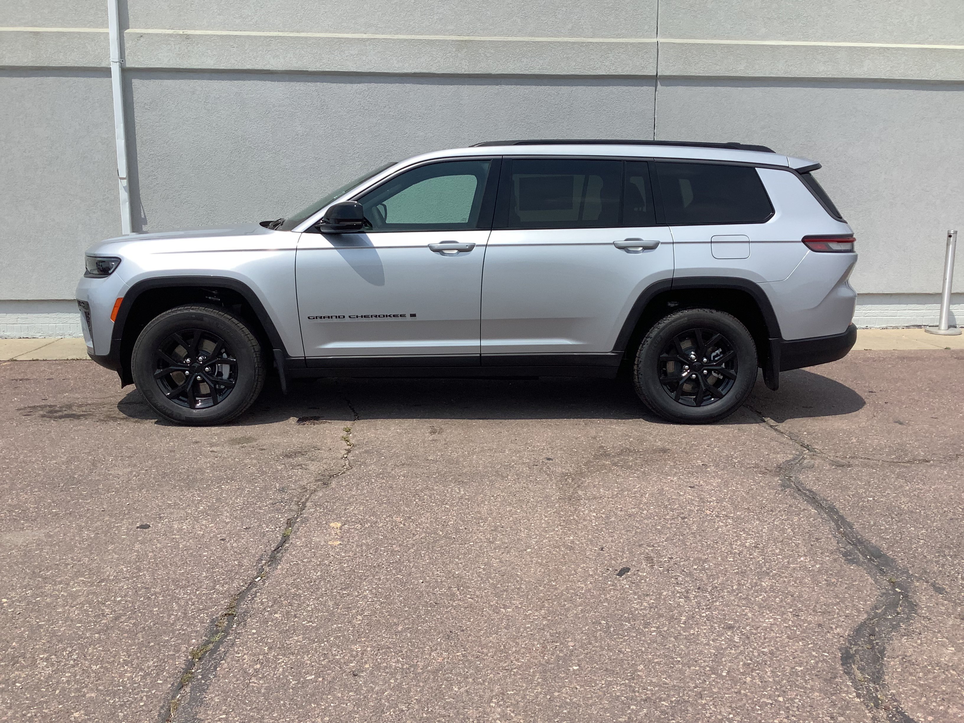 New 2026 Silver Zynith Exterior Paint Jeep Altitude image 2
