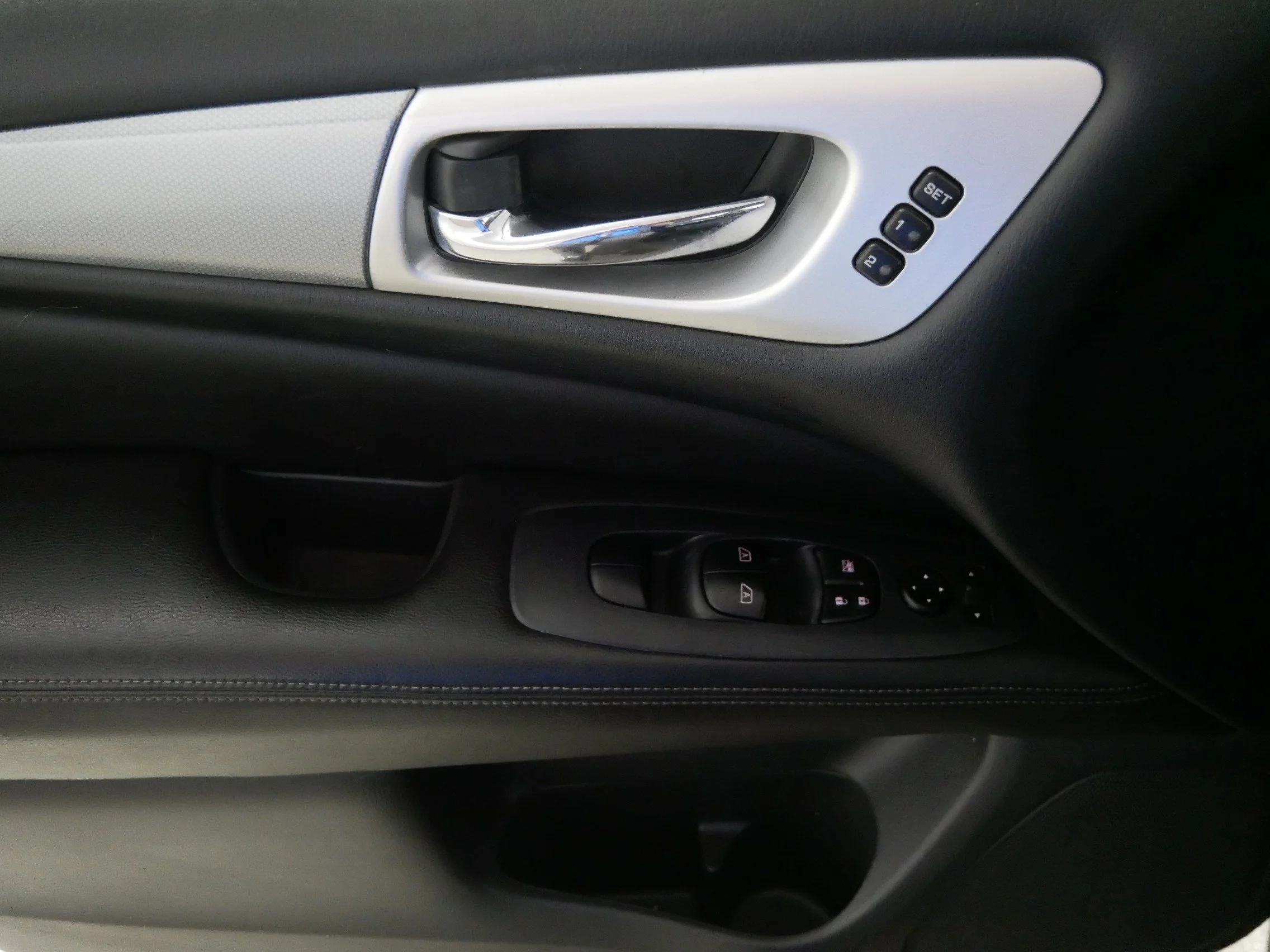Used 2018 Magnetic Black Nissan SL image 19