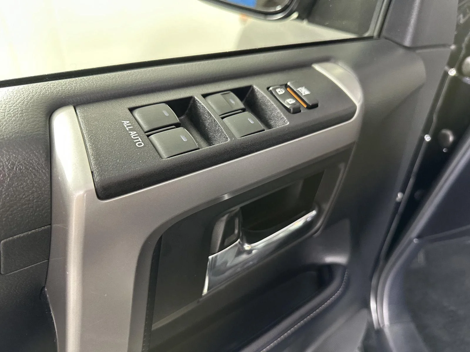 Used 2018 Midnight Black Metallic Toyota SR5 Premium image 19