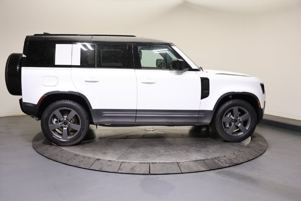 New 2026 Fuji White LAND ROVER S image 6