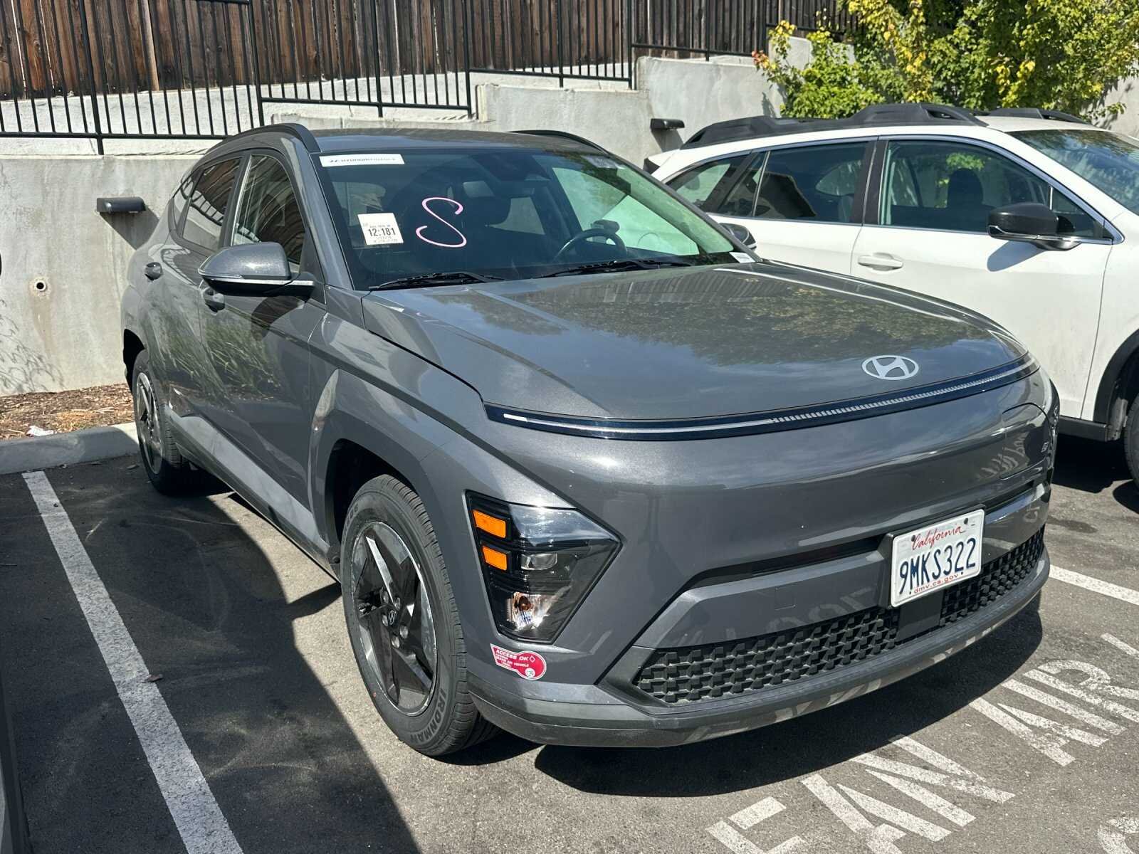 Used 2024 Gray Pearl Hyundai SEL 4D Sport Utility image 2