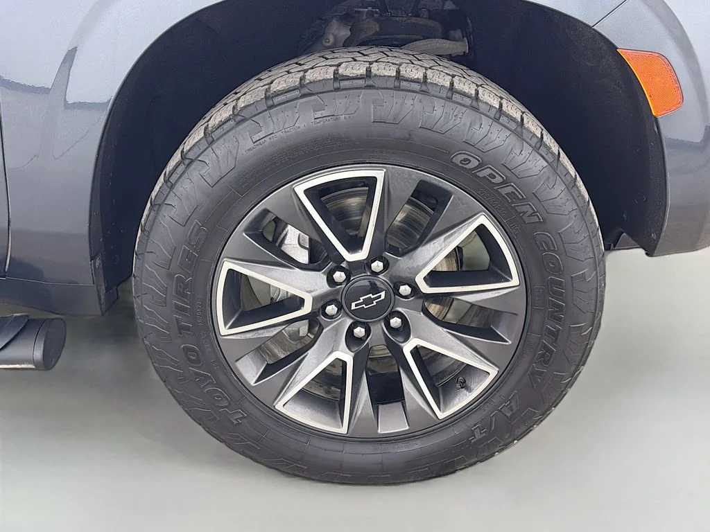 Used 2021 Gray Chevrolet Z71 image 30