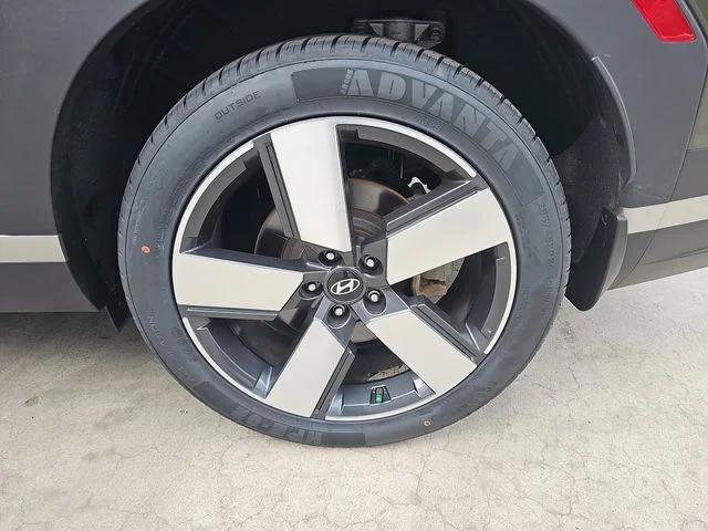 Used 2025 Green Hyundai Limited image 31