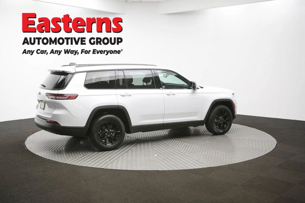 Used 2024 White Jeep Altitude image 45