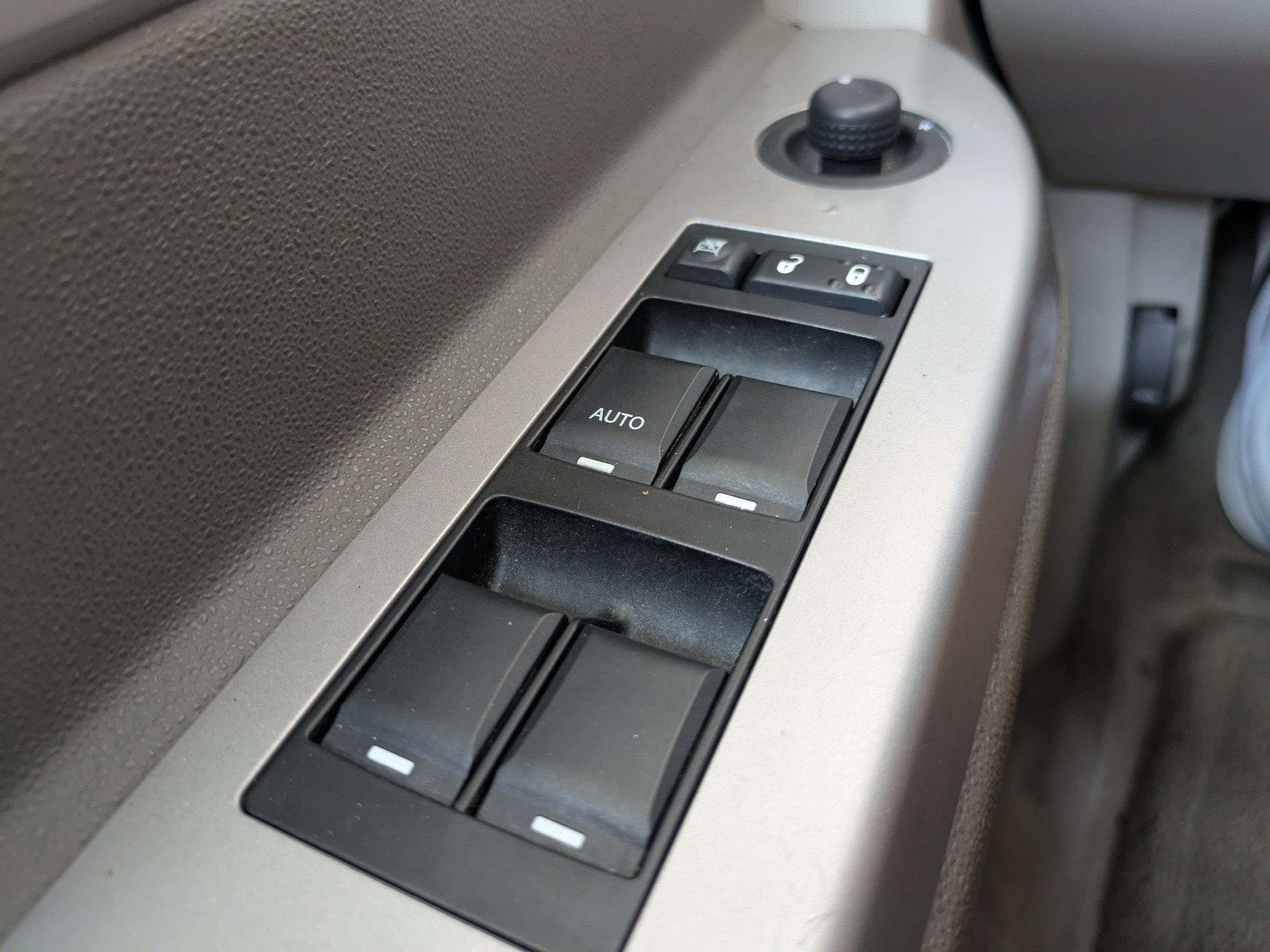 Used 2007 Linen Gold Pearl Metallic Chrysler Base image 20