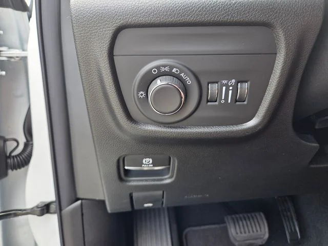 New 2026 Bright White Clear-Coat Exterior Paint Jeep Laredo image 22