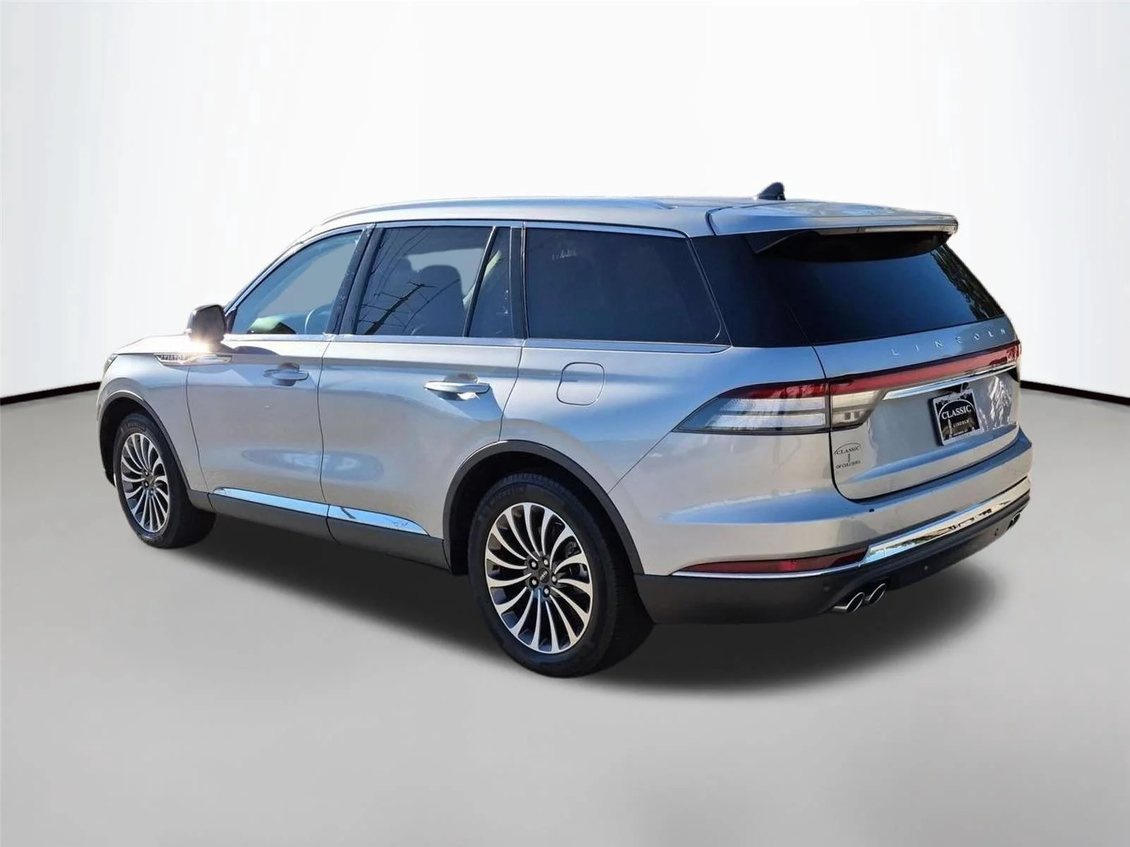 Used 2023 Silver Radiance Metallic Clearcoat Lincoln Standard image 3