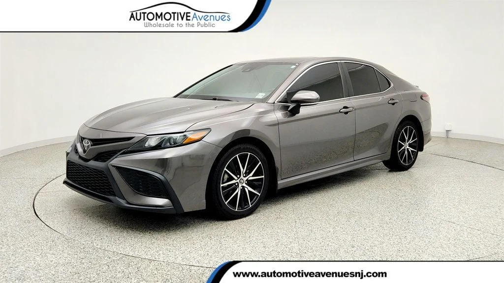 2023 Toyota Camry SE's photo