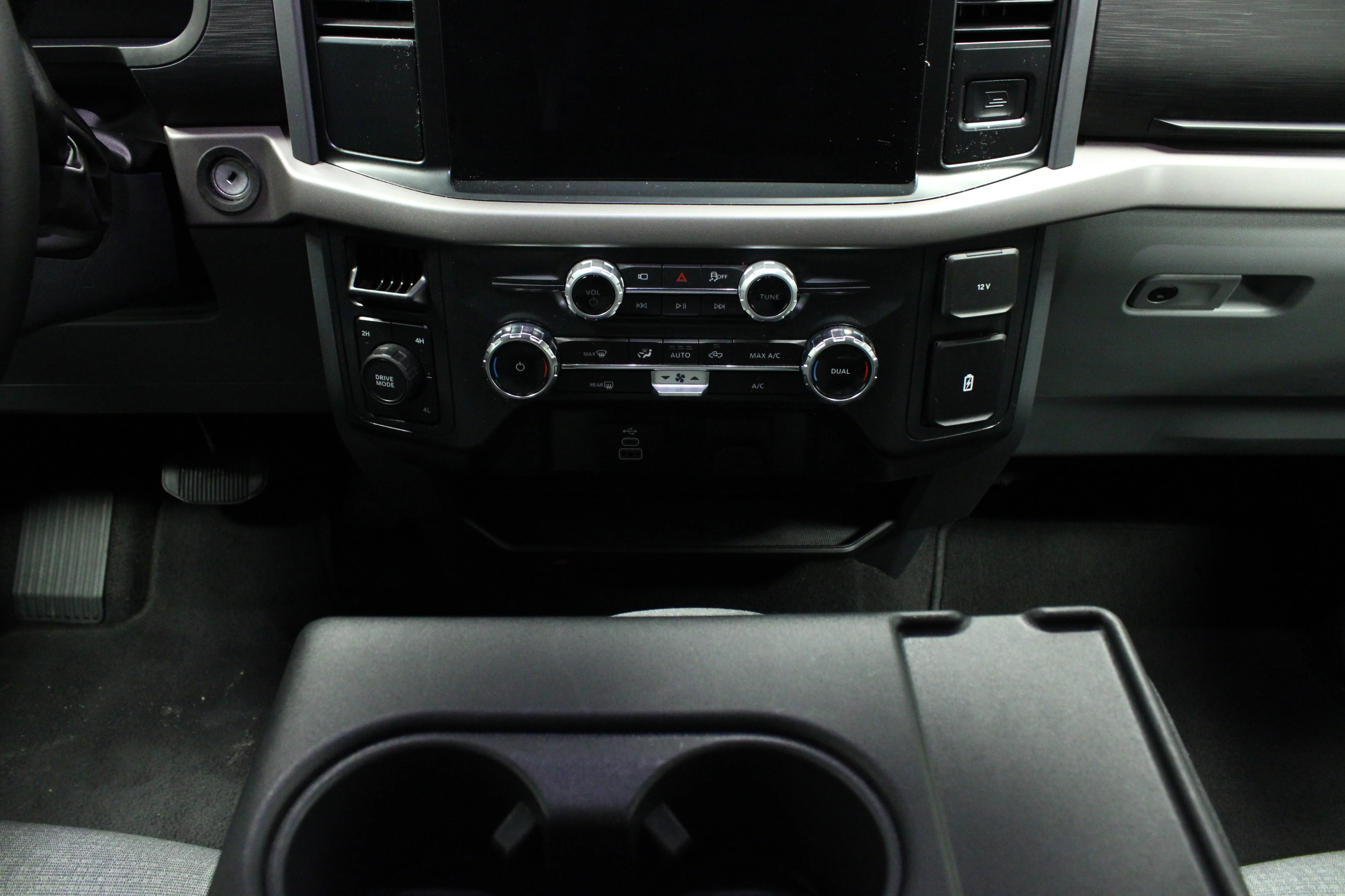 Used 2025 Agate Black Metallic Ford XLT image 21