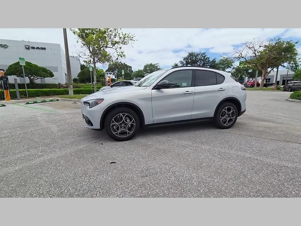 New 2025 Moonlight Gray Metallic Alfa Romeo Base image 35